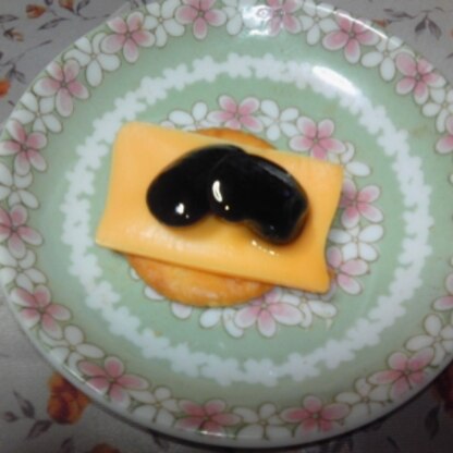 小太郎さん♡こんにちゎ～チェダーチーズでごめんね♡おやつにパクッと♪チーズのコクと黒豆の甘さがいいね～昼間から酒飲みたくなっちゃったよ(笑)チーズ見るとついｗ